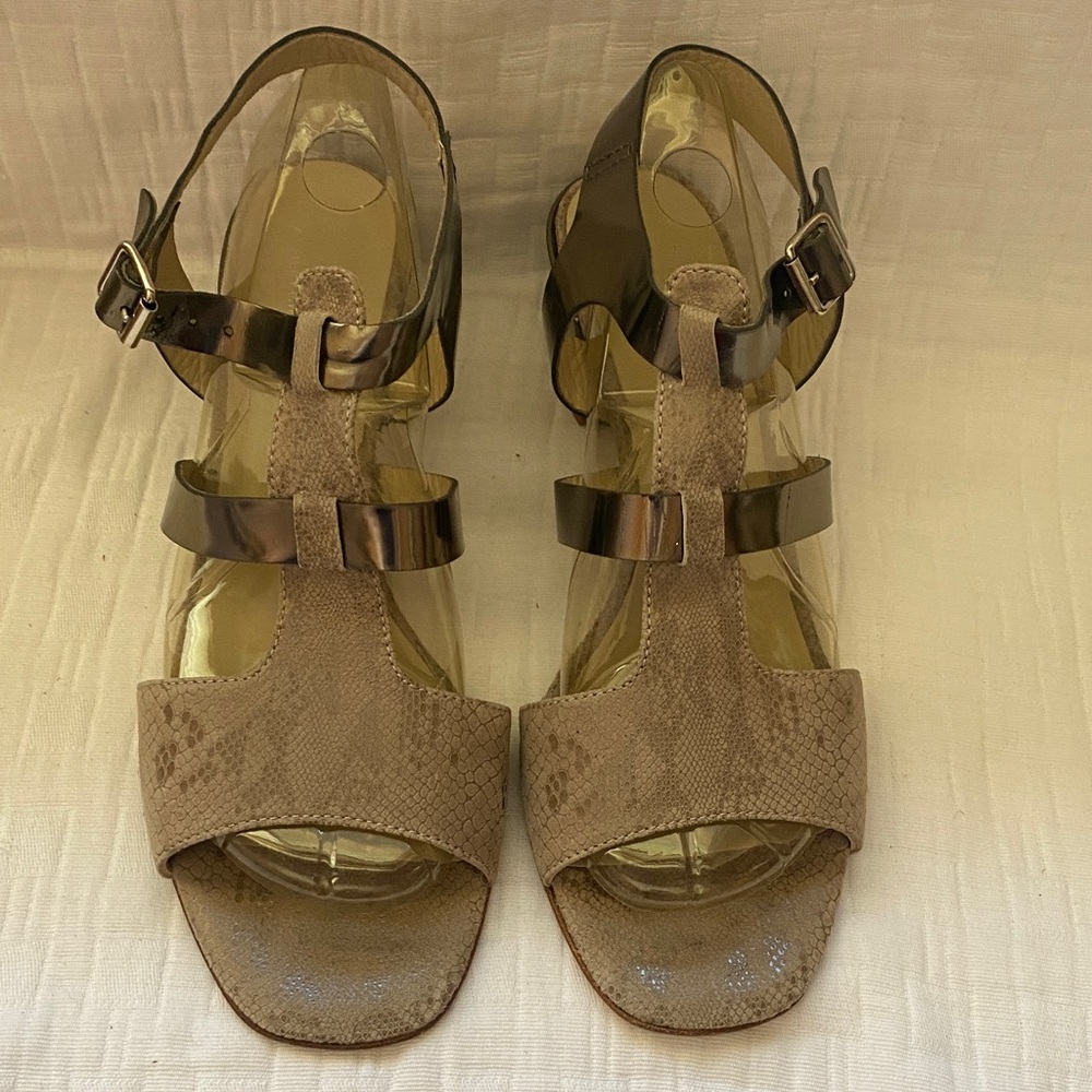 ATTILIO GIUSTI LEOMBRUNI Taupe Strappy T-Bar Sandals with Metallic Accents